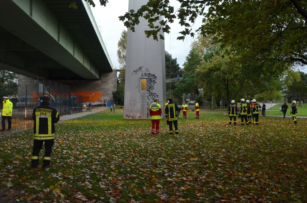 Einsatz BF Hoehenretter Koelner Seilbahn Hoehe Zoobruecke P2215.JPG